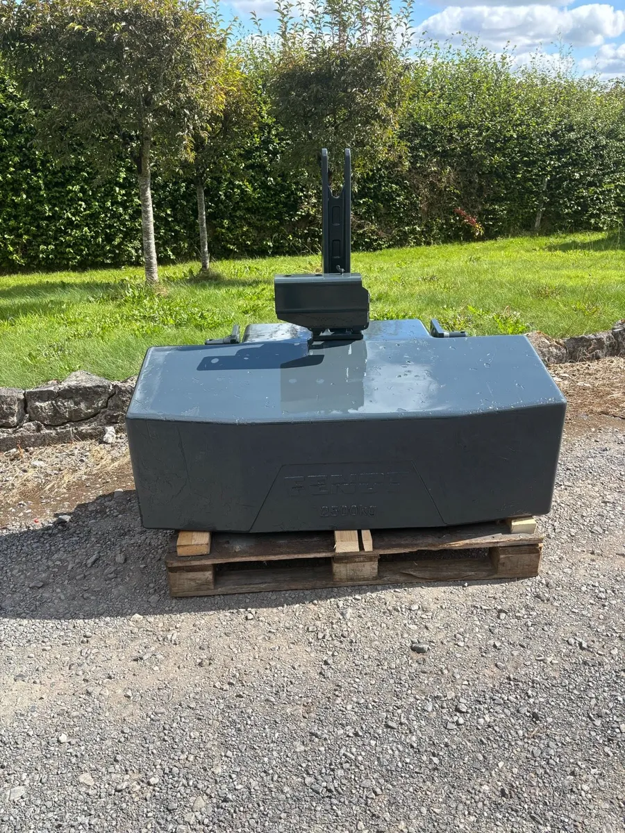 **2500kg** Fendt weight - Image 2