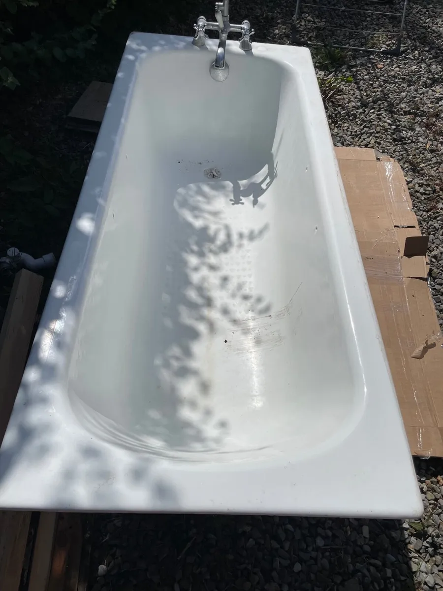Cast iron bath - Image 1