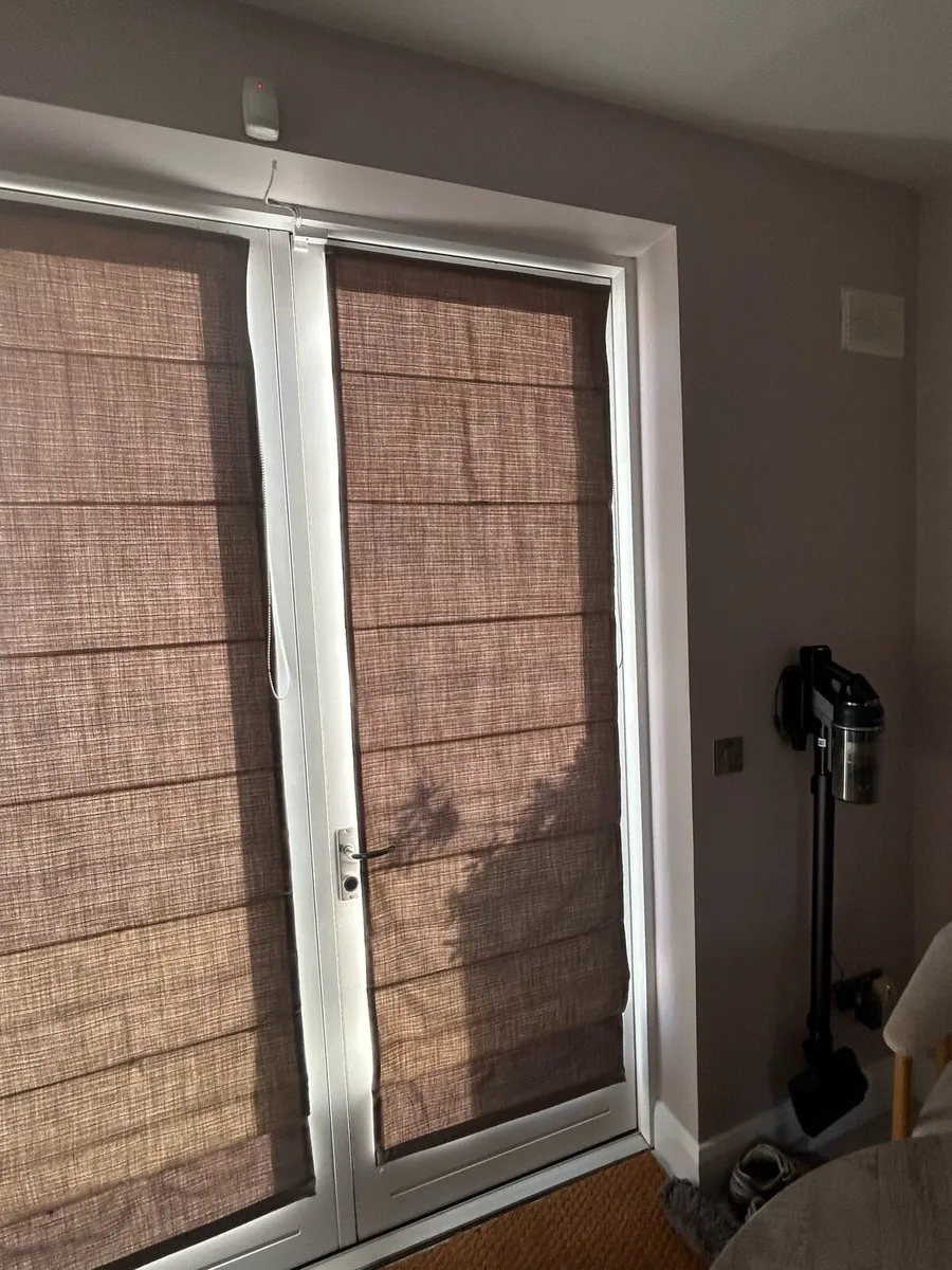 Roman blinds x 2 - Image 1