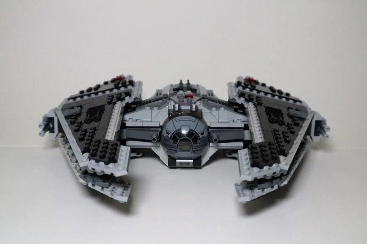 LEGO Star Wars (9500) Sith Fury-Class Interceptor - Image 3