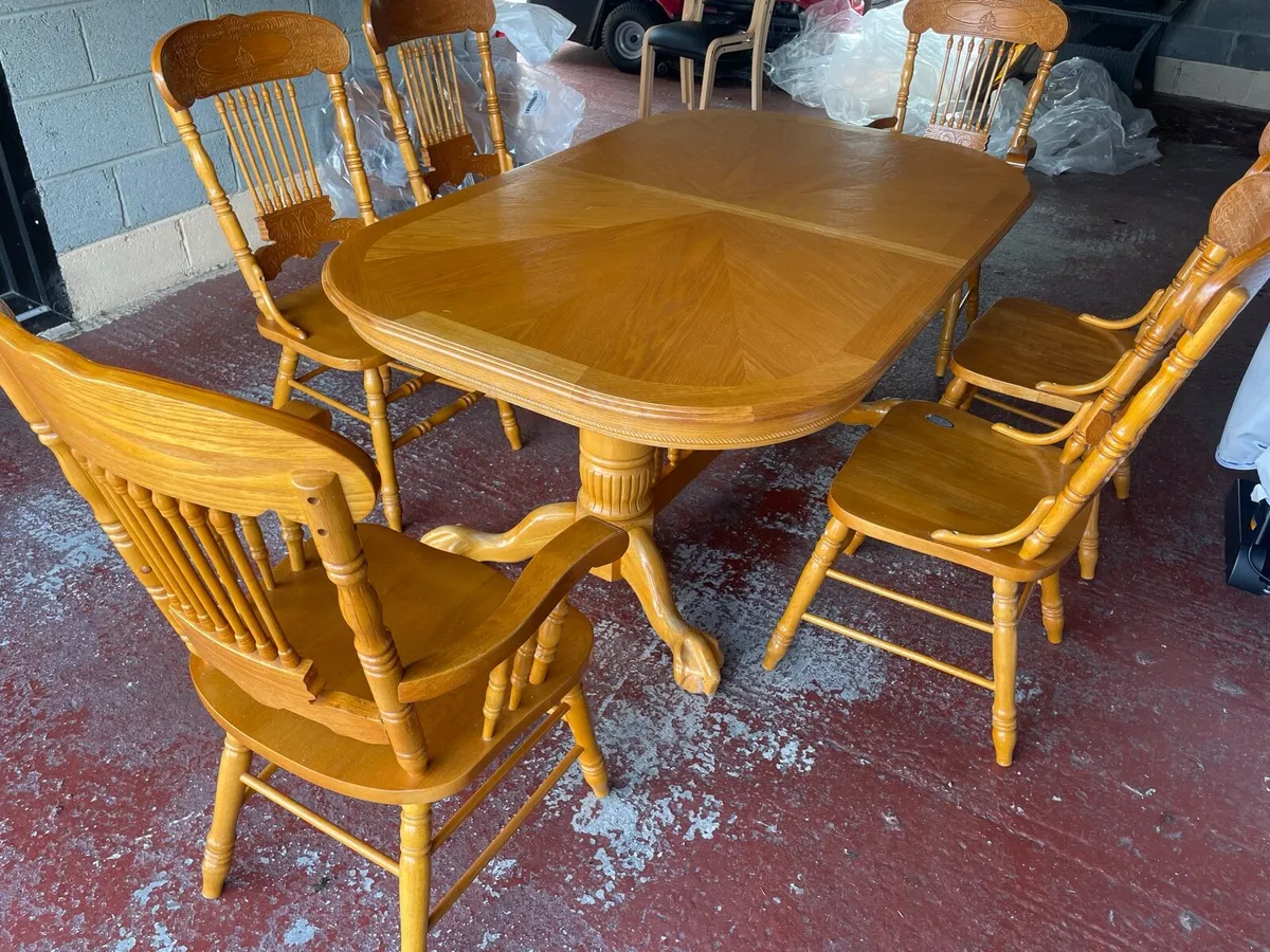 Large extending table and 6 chairs in perfect c - Image 1