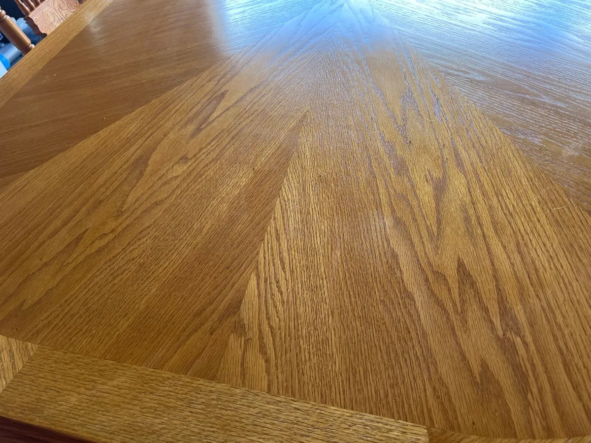 Large extending table and 6 chairs in perfect c - Image 2