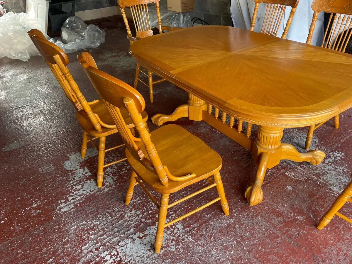 Large extending table and 6 chairs in perfect c - Image 4