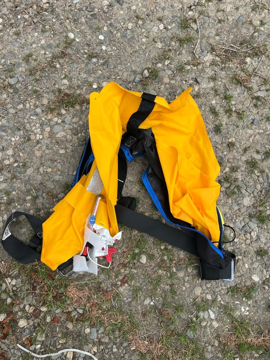 Self inflating life jacket