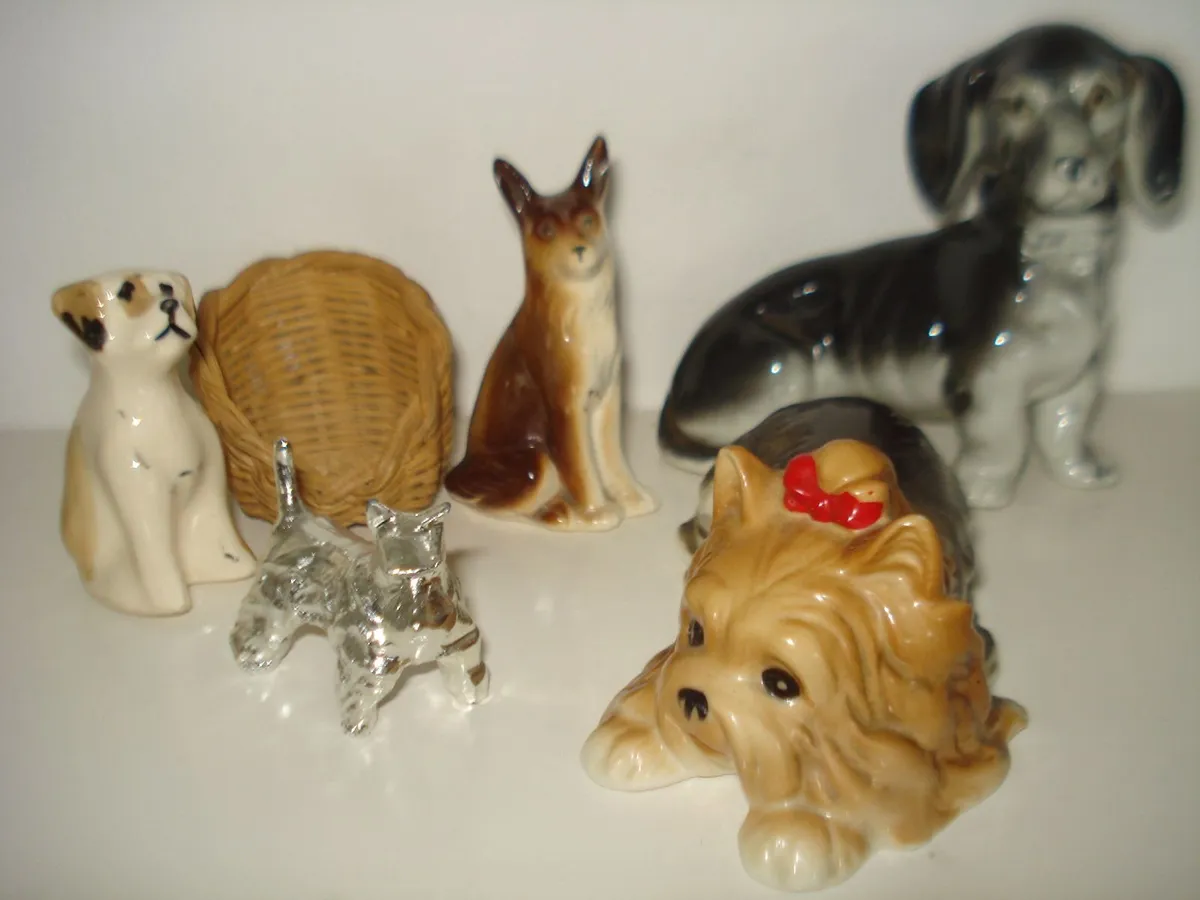 SMALL CERAMIC & METAL DOG ORNAMENTS. - Image 1