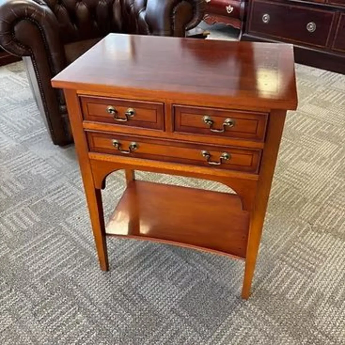 Beautifully crafted mahogany lamp table featuring