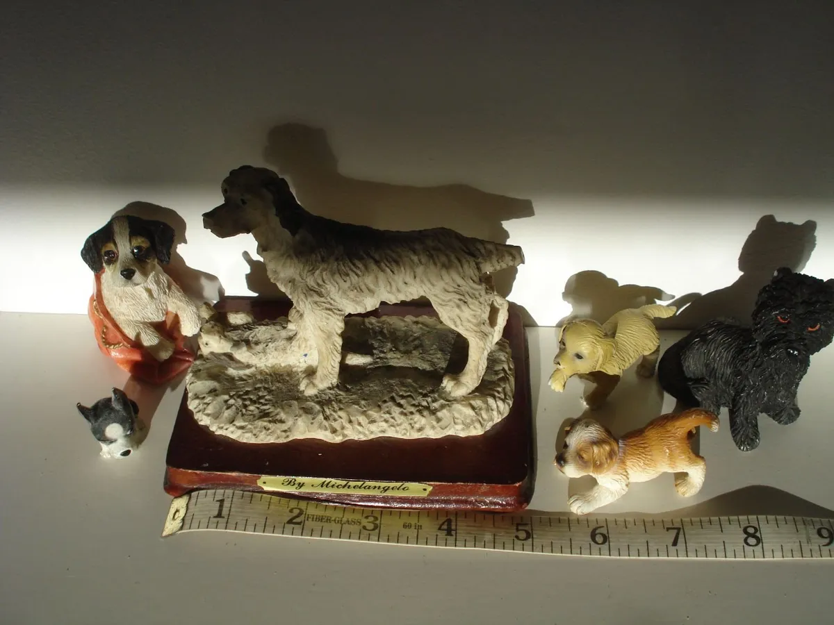 6 DOG RESIN FIGURINE ORNAMENTS. - Image 2