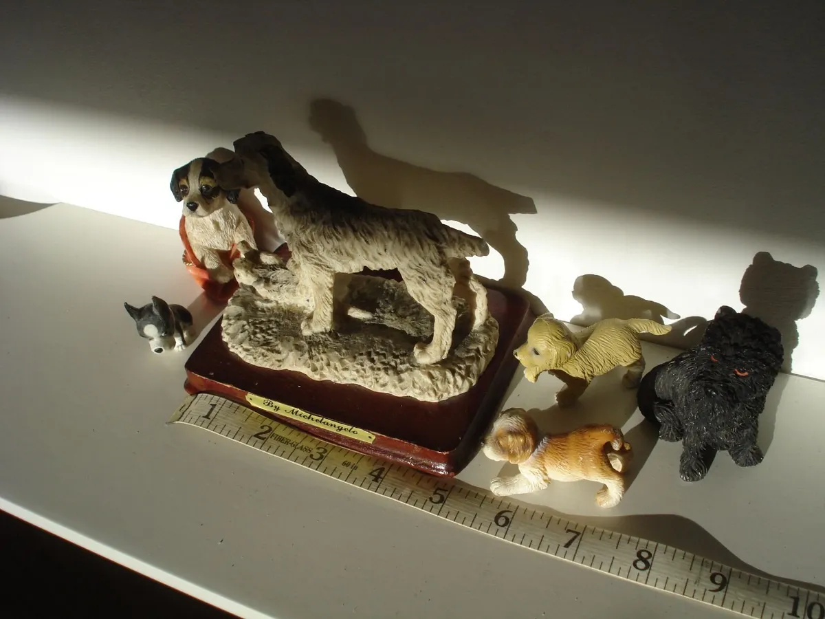 6 DOG RESIN FIGURINE ORNAMENTS. - Image 1