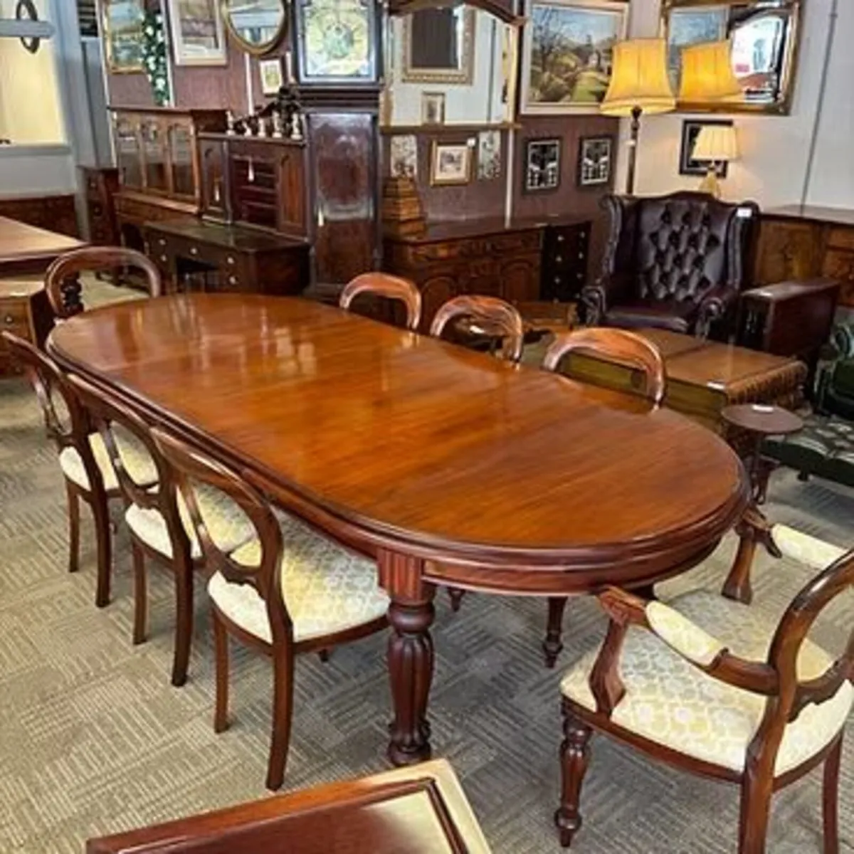 Superb mahogany extending dining table & chairs