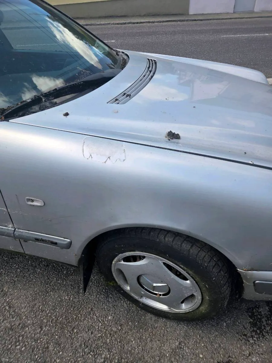 1997 MERCEDES E200 - Image 2