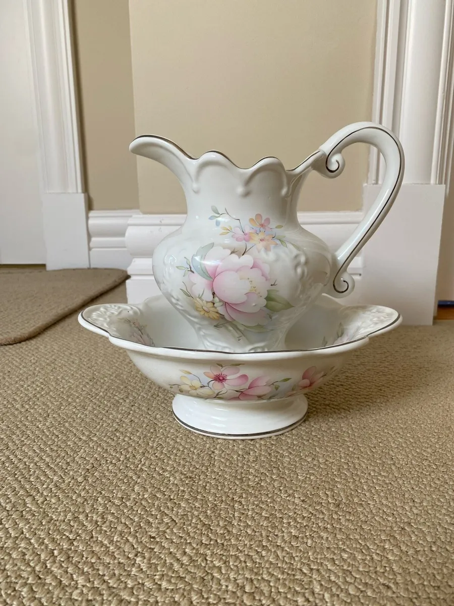 Antique style jug and wash basin - Image 1
