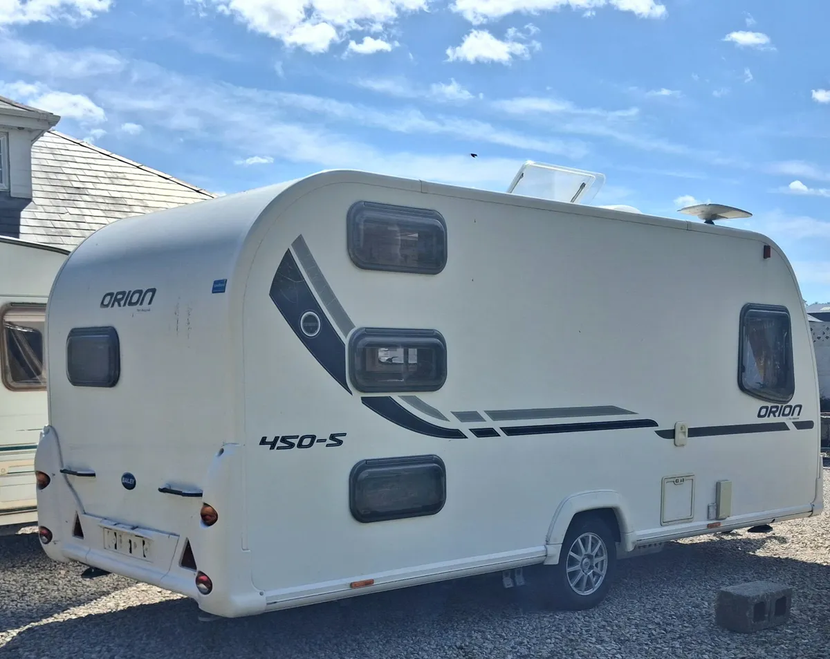 BAILEY ORION Triple bunk 6 berth caravan - Image 3