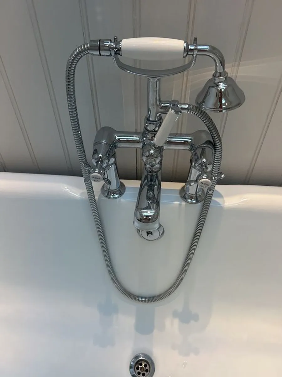 Roll top cast iron bath with taps - Image 3