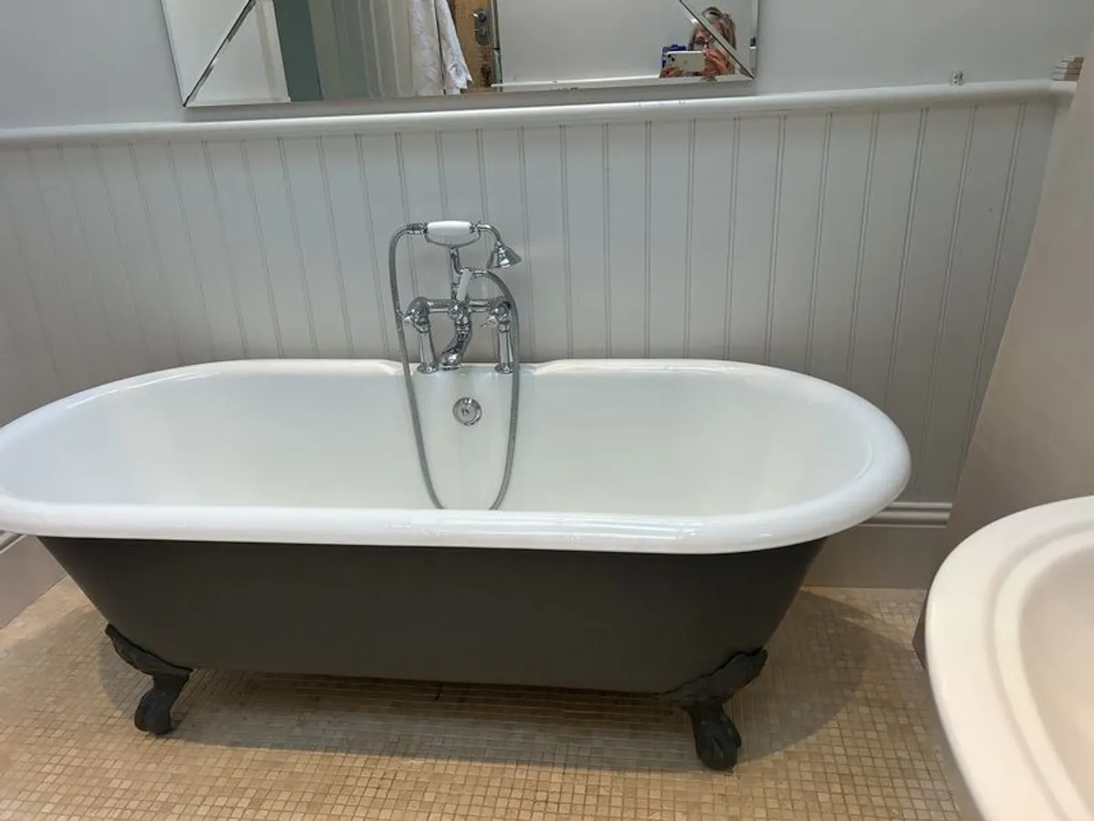 Roll top cast iron bath with taps - Image 4