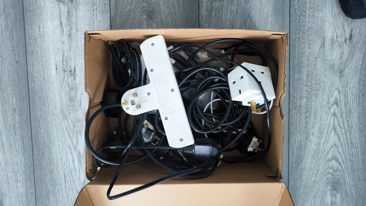 Cables, Power Extension Lead & Travel Adapters - Image 2