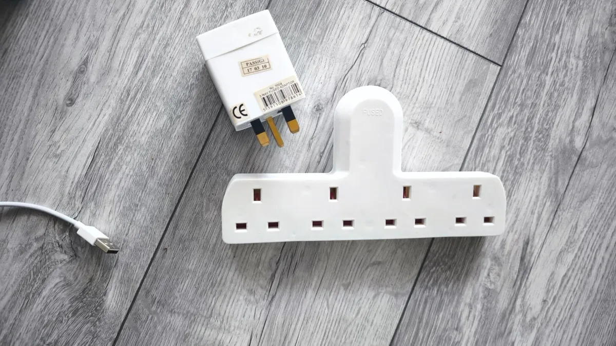 Cables, Power Extension Lead & Travel Adapters - Image 3