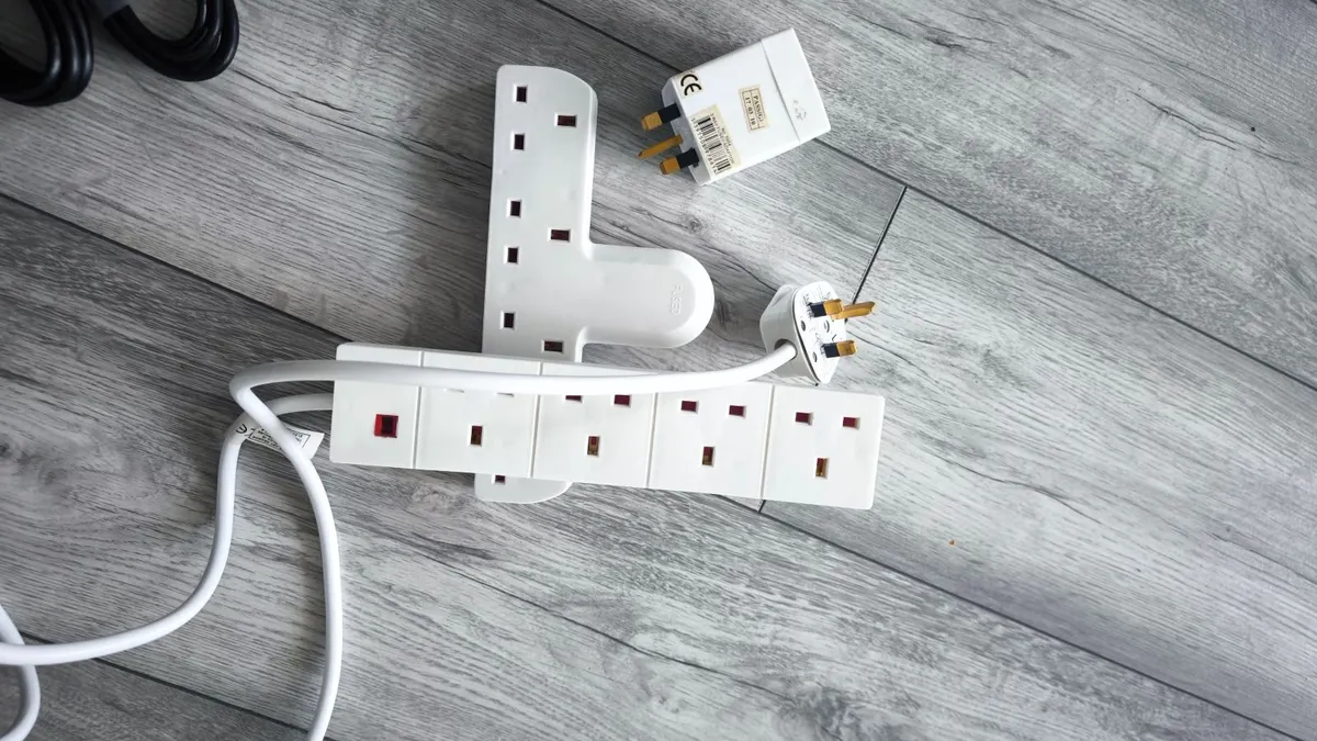 Cables, Power Extension Lead & Travel Adapters - Image 4