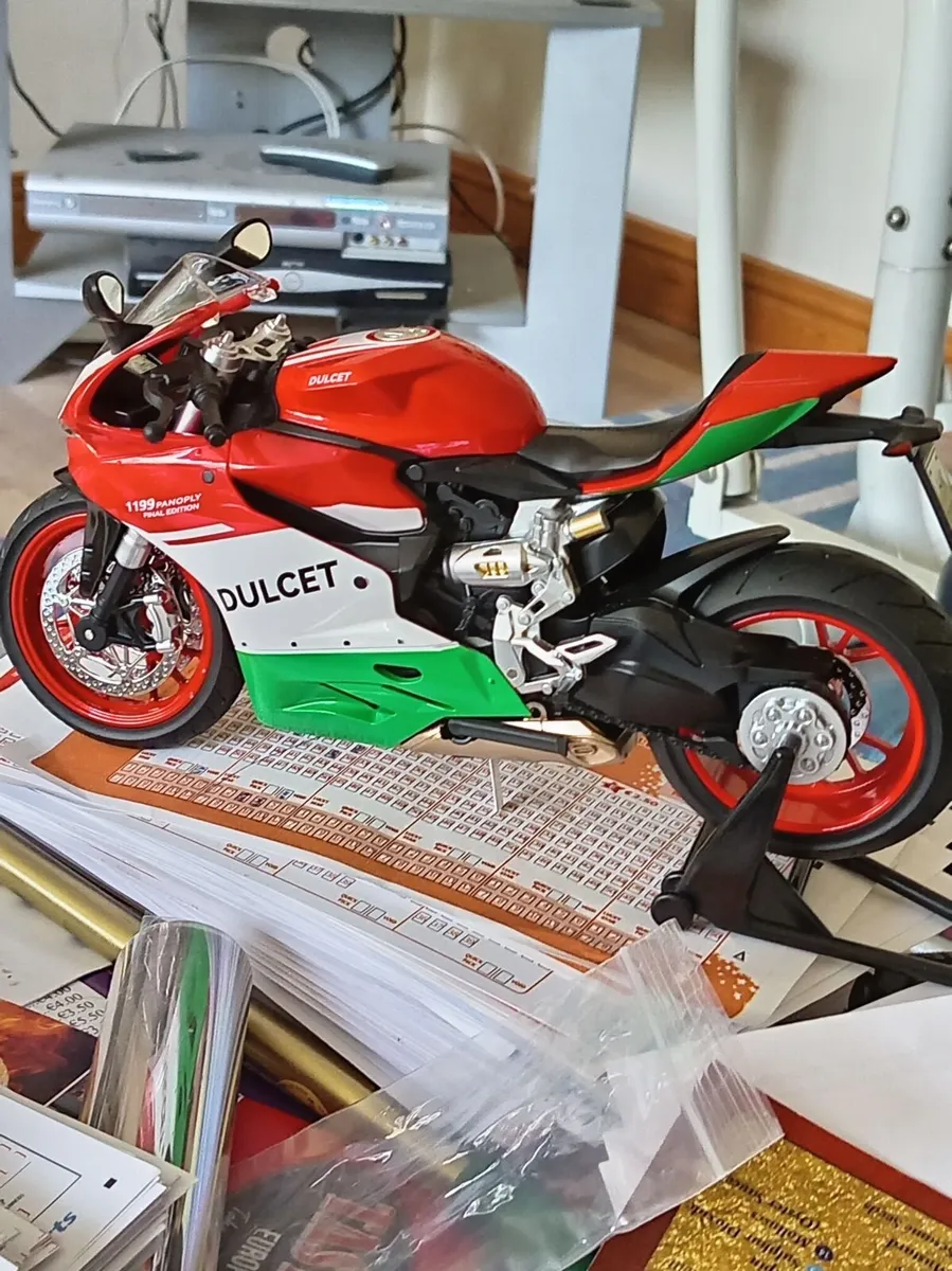Ducati panigale 1:9 scale model brand new. - Image 2
