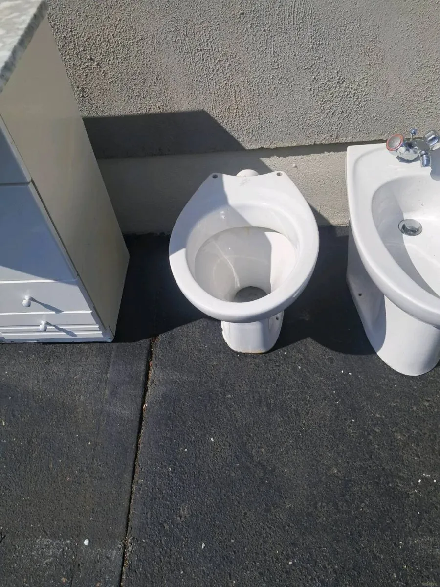 Full set bathroom ware inc bath,Vanity unit,Mirror - Image 3