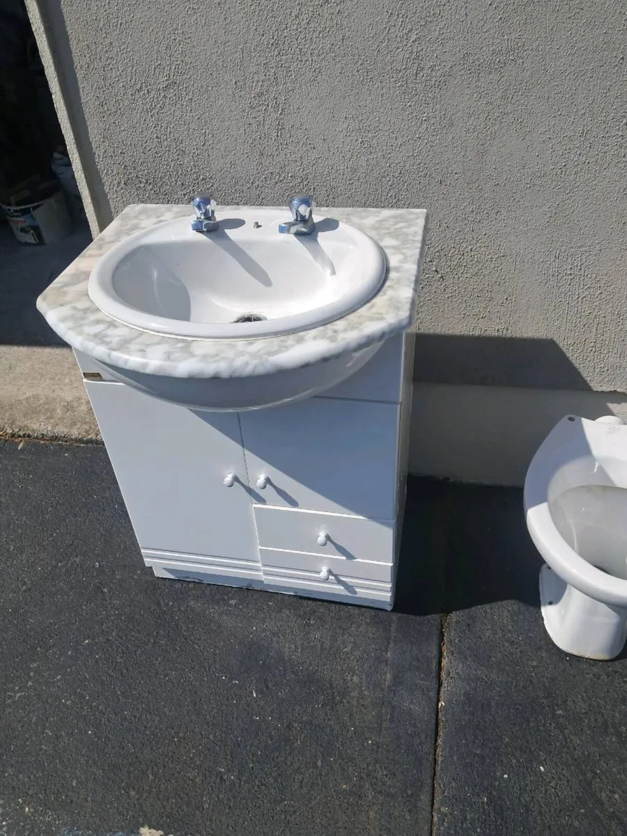 Full set bathroom ware inc bath,Vanity unit,Mirror - Image 4