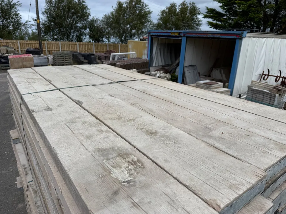 Large quantity used scaffold planks. - Image 3