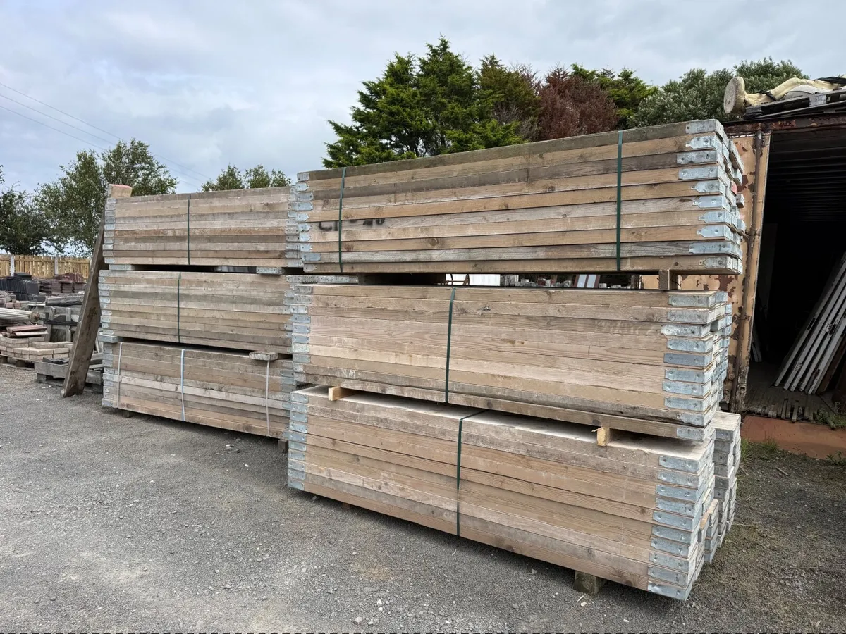Large quantity used scaffold planks. - Image 1