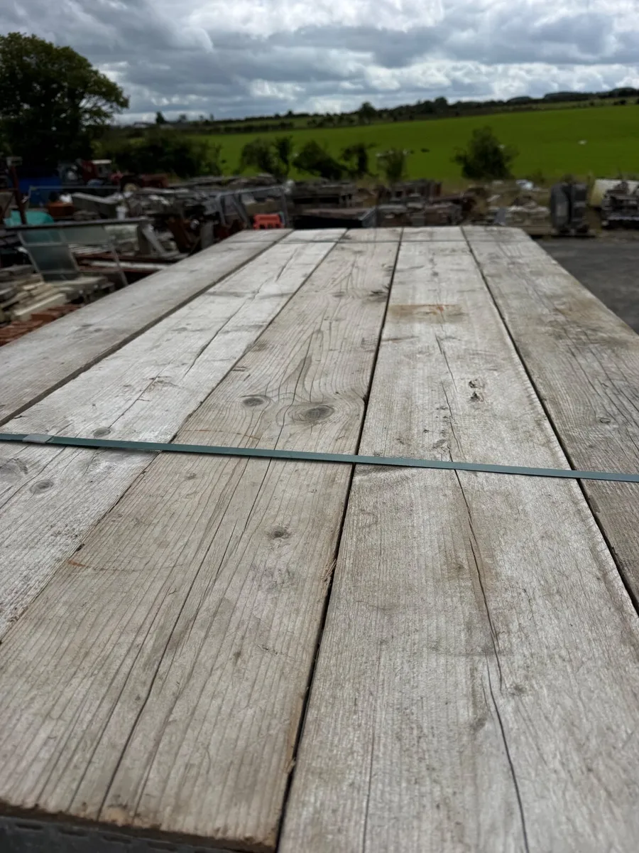 Large quantity used scaffold planks. - Image 2