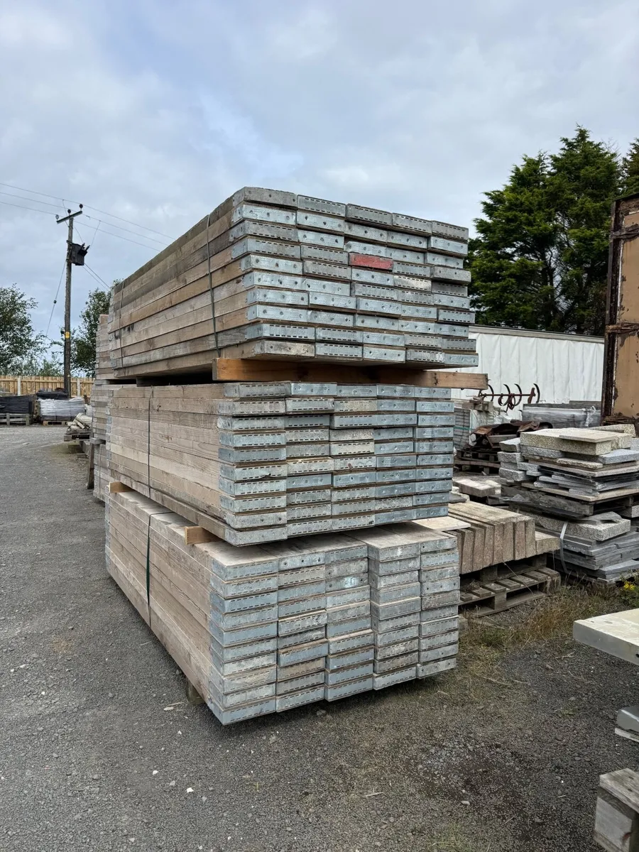 Large quantity used scaffold planks. - Image 4