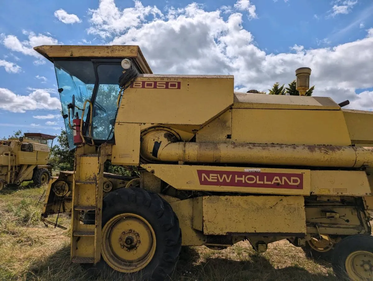 New Holland 8050 combine - Image 1