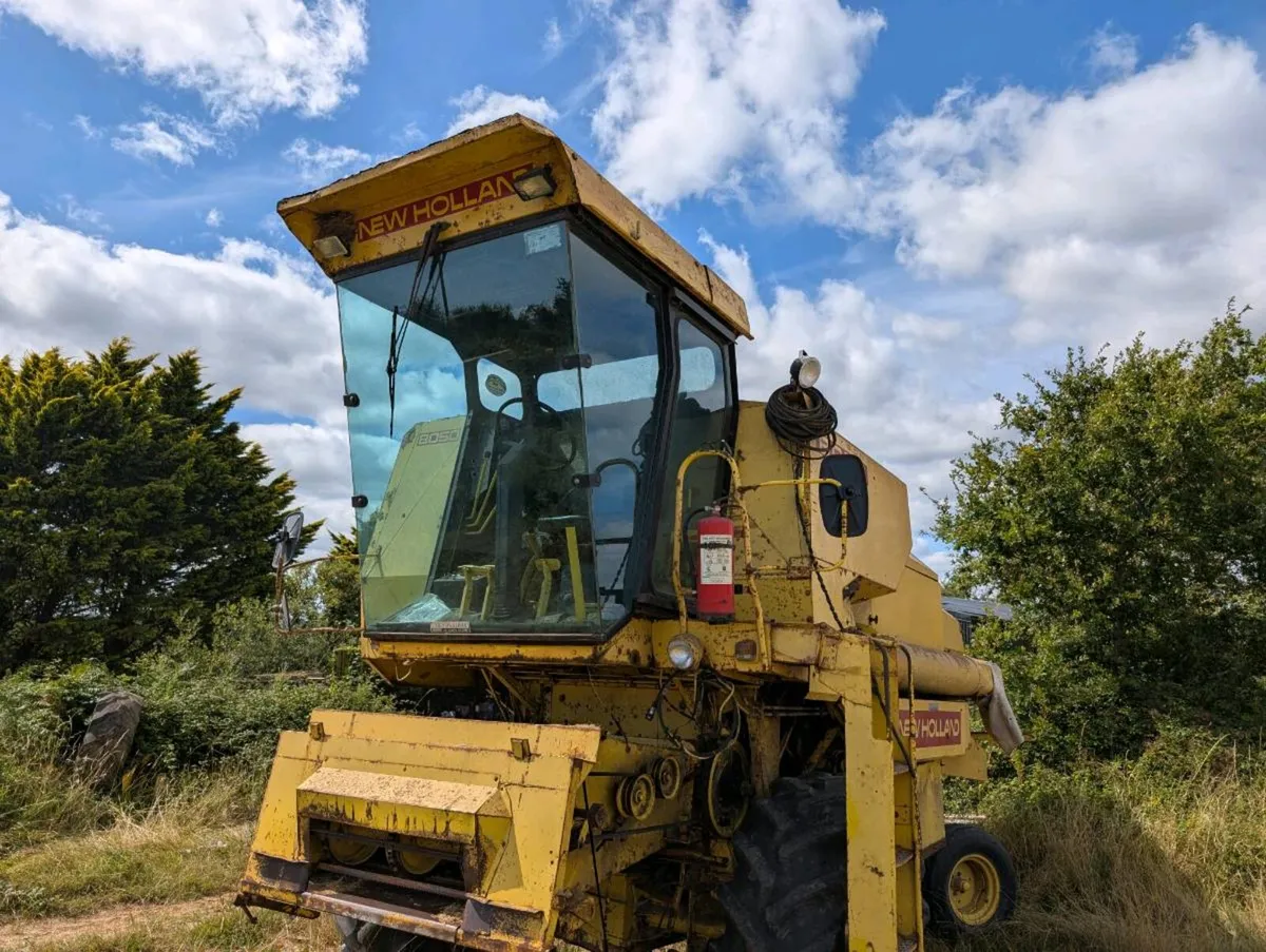 New Holland 8050 combine - Image 2