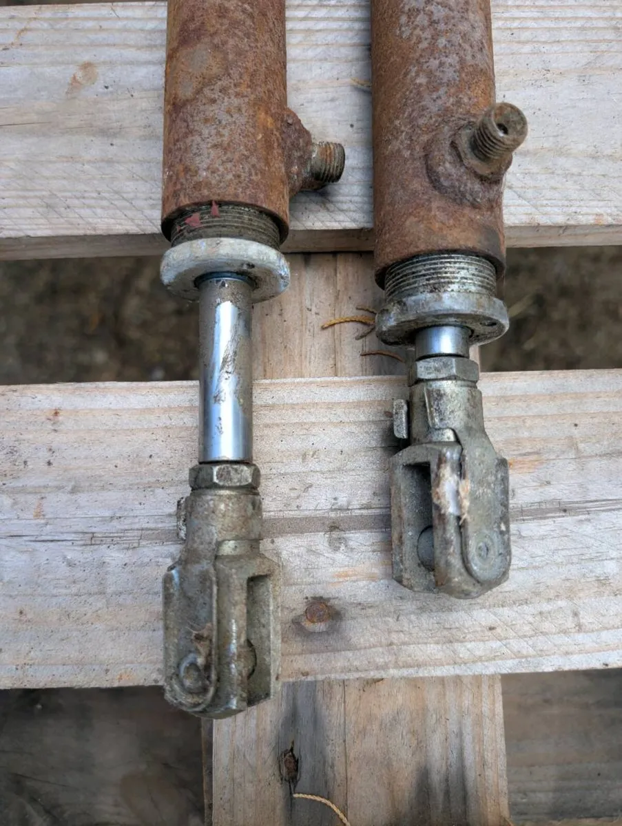 Hydraulic rams - Image 4