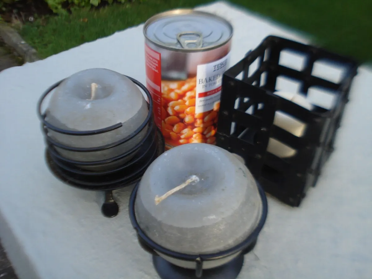 4 METAL CANDLE HOLDERS WITH CANDLES. - Image 1