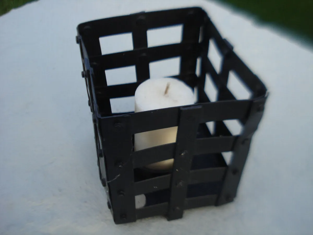 4 METAL CANDLE HOLDERS WITH CANDLES. - Image 2