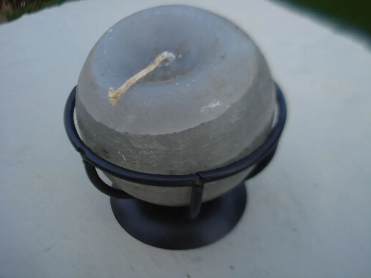 4 METAL CANDLE HOLDERS WITH CANDLES. - Image 4