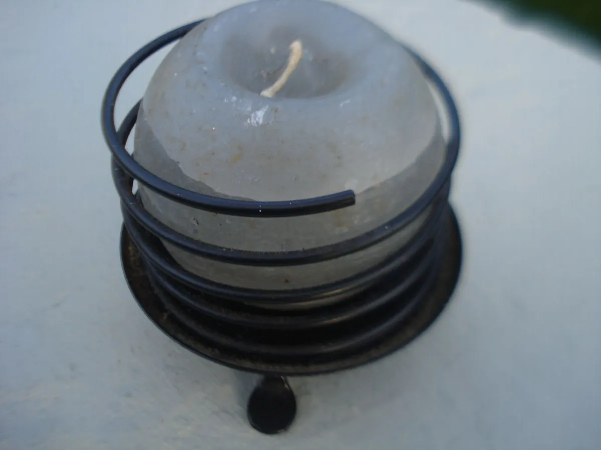 4 METAL CANDLE HOLDERS WITH CANDLES. - Image 3