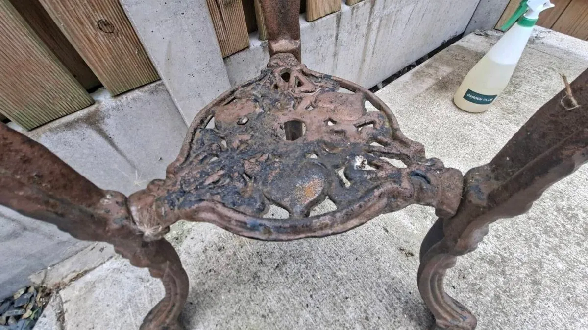 Vintage English cast iron pub table - Image 2