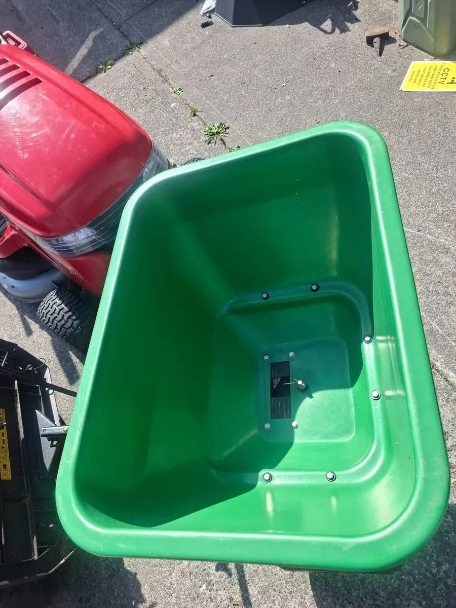 John Deere spreader - Image 1