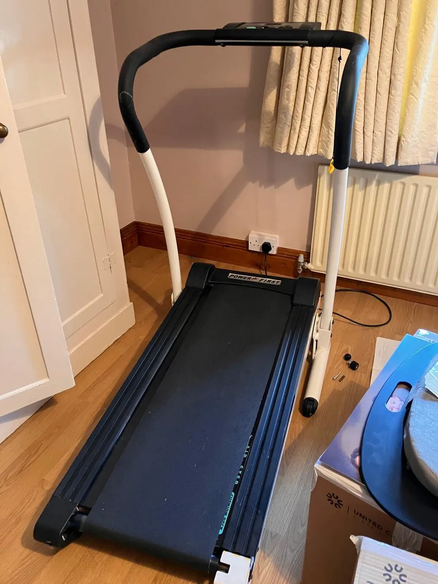 Motorised treadmill - Image 1