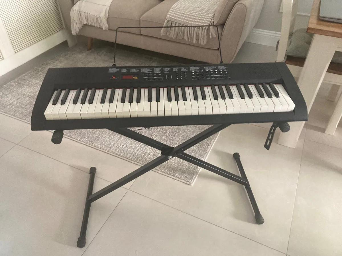 Keyboard piano with stand - Image 1