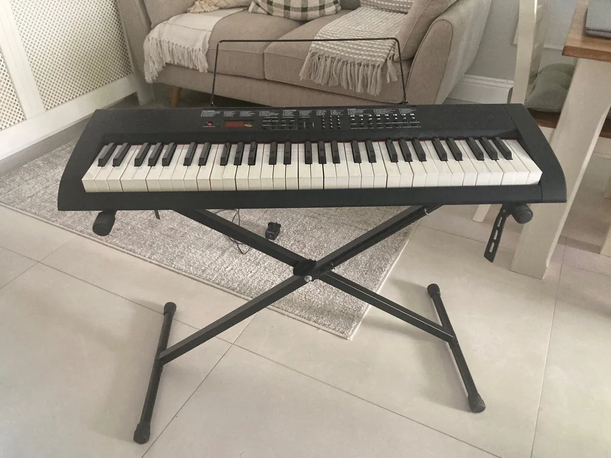 Keyboard piano with stand - Image 2
