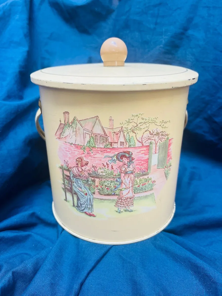 Vintage biscuit tin - Image 1
