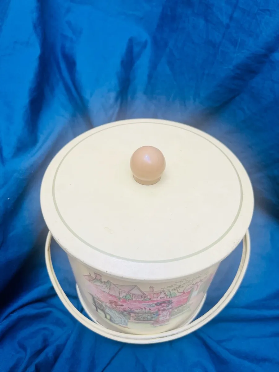 Vintage biscuit tin - Image 4