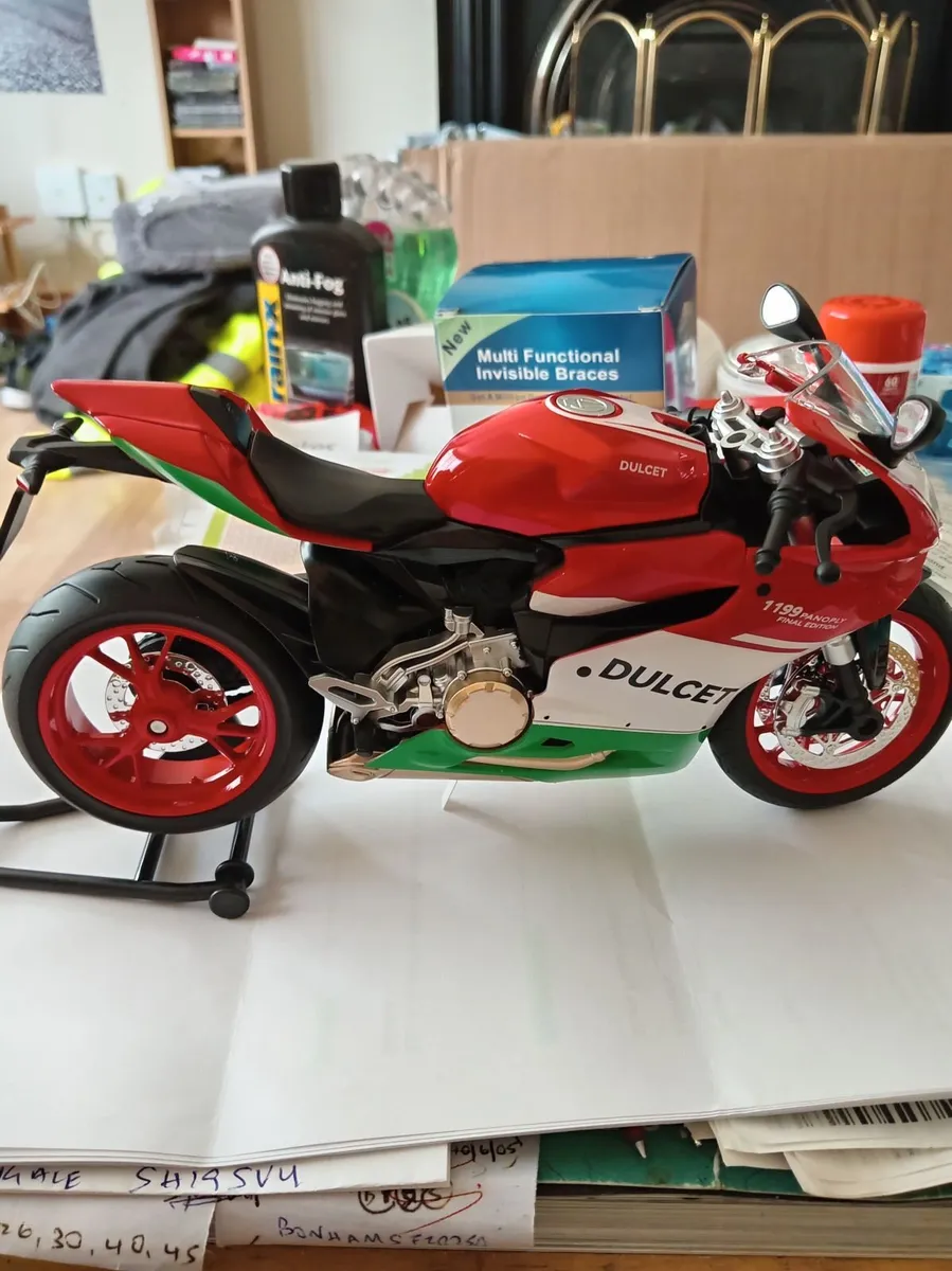 Ducati panigale 1:9 scale model brand new. - Image 1