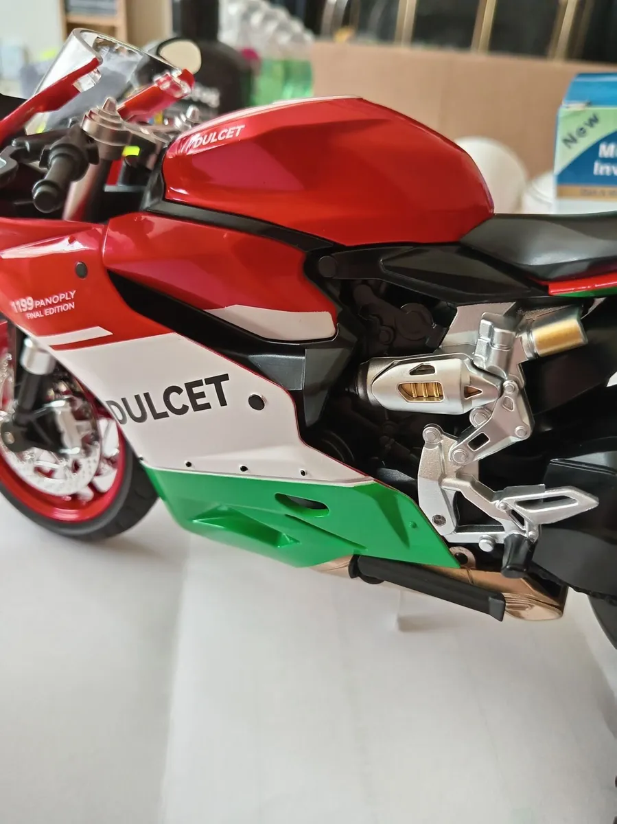 Ducati panigale 1:9 scale model brand new. - Image 3