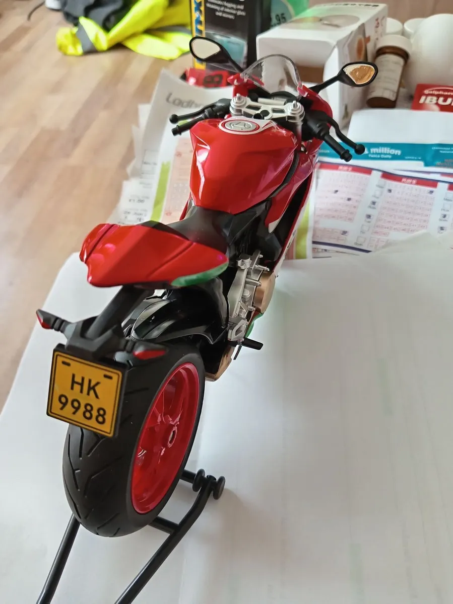 Ducati panigale 1:9 scale model brand new. - Image 4