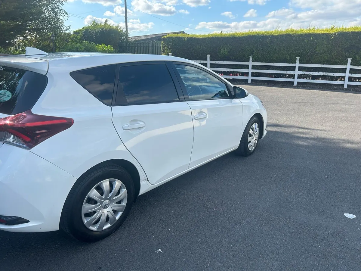 2016 Toyta auris - Image 2
