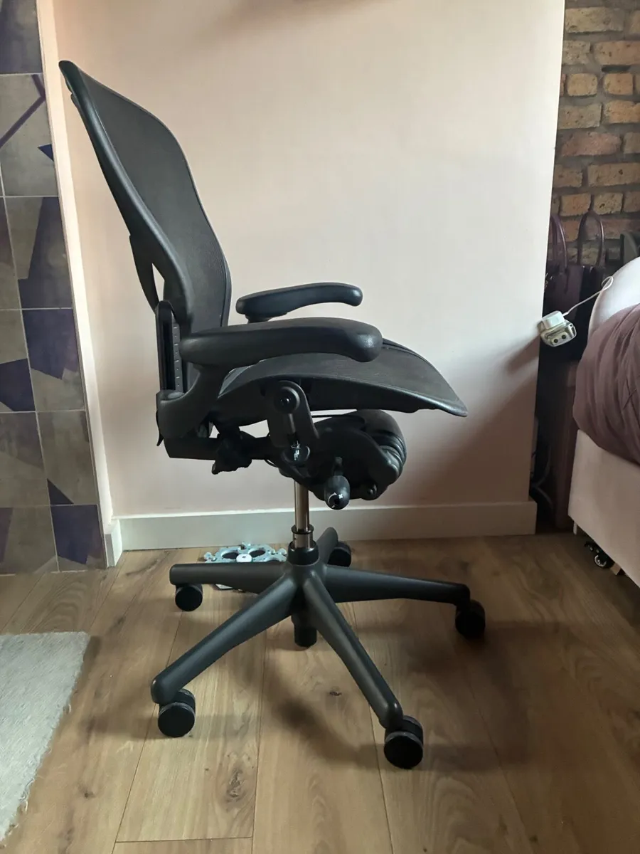 Herman Miller Aeron Chair - Image 4