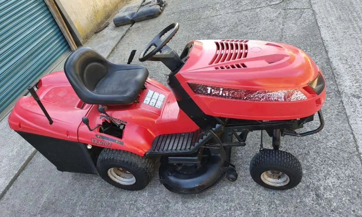 Castle garden ride on Lawnmower - Image 4