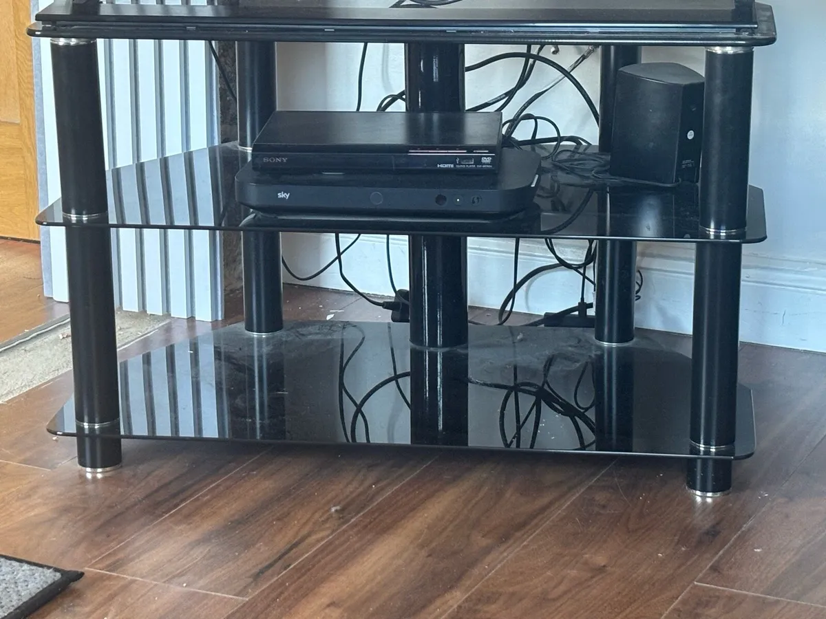 TV stand - Image 1