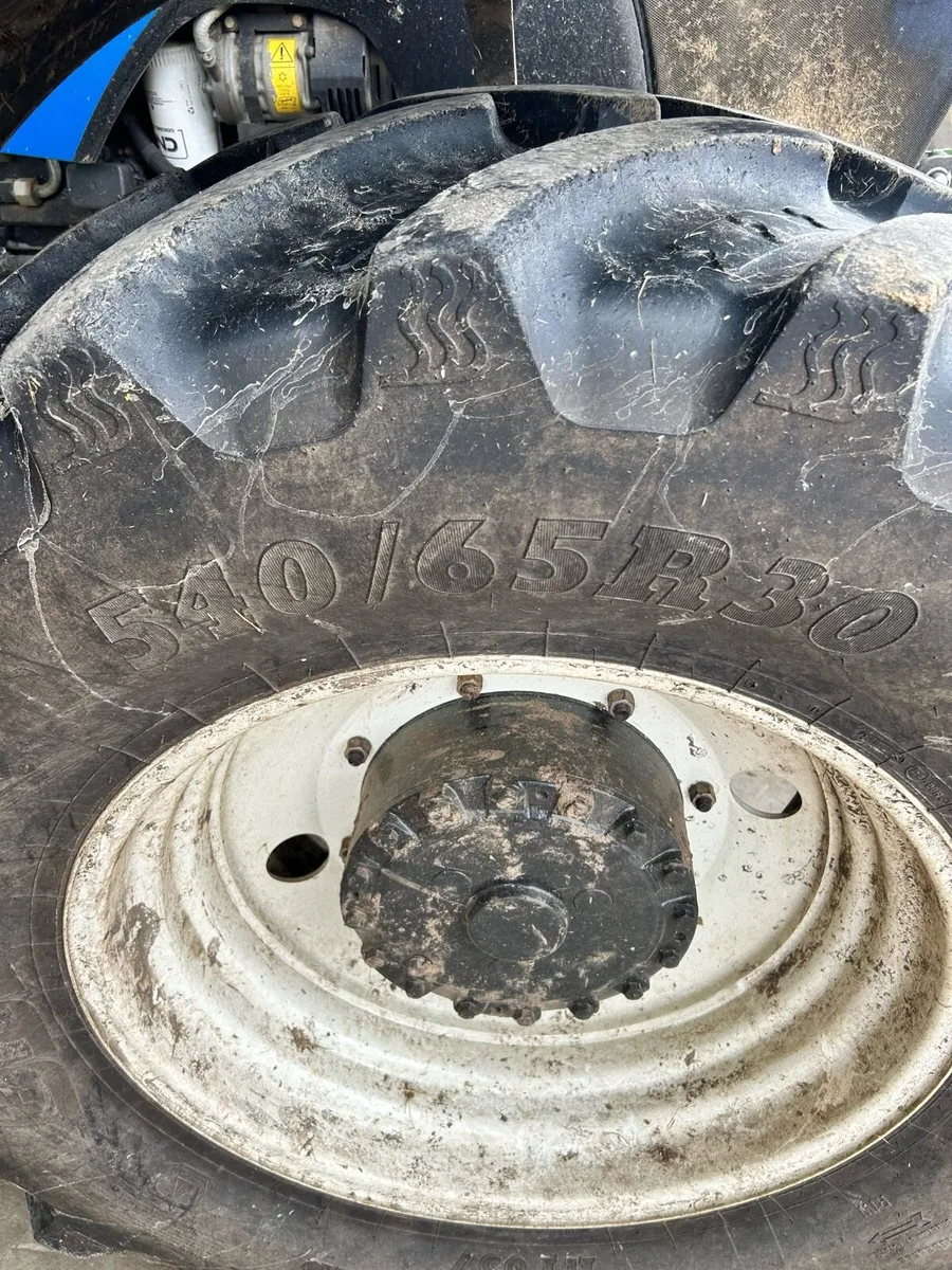 540/65/30 BKT tyre - Image 2